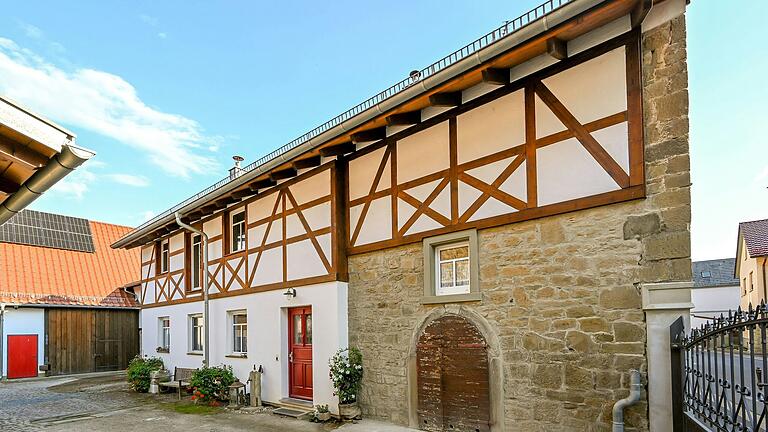 Dem früheren Sandstein-Fachwerkbau des Kuhstalls nachempfunden ist das aufgesetzte Fachwerk am neuen Wohngebäude der Eltern. Hinter der Rundbogentür verbirgt sich ein alter Gewölbekeller. Dem früheren Sandstein-Fachwerkbau des Kuhstalls nachempfunden ist das aufgesetzte Fachwerk am neuen Wohngebäude der Eltern. Hinter der Rundbogentür verbirgt sich ein alter Gewölbekeller.