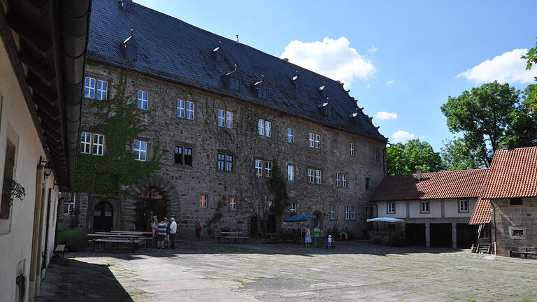 Schlossherr Maximilian Freiherr Truchseß von Wetzhausen führte am Dienstag Besucher durch die Bettenburg’