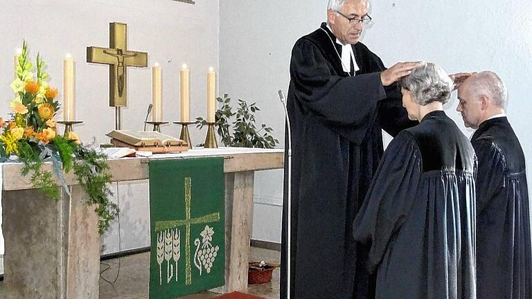 Dekan Hanspeter Kern entpflichtet und und segnet das Pfarrer-Ehepaar Norbert und Ruth Schlinke, die nach sieben Jahren Abschied von der Kirchengemeinde der Friedenskirche in der Siedlung nehmen.