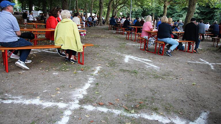 Das gab es auch noch nie: Einbahnregelung auf der Volkacher Weinfestmeile.