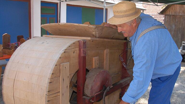 Der Geckenheimer Otto Rückerts kurbelte per Hand die Dreschmaschine und trennte dabei die Spreu vom Weizen.