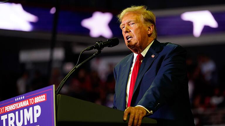 Wahlkampf in den USA       -  Der ehemalige US-Präsident Donald Trump spricht bei einer Wahlkampfveranstaltung an der Temple University.