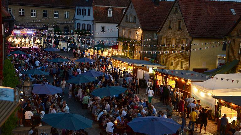 Das Marktplatzweinfest in Zeilitzheim in romantischem Ambiente zwischen historischem Rathaus, St. Sigismund-Kirche und Barockschloss war auch in diesem Jahr wieder ein Besucher-Magnet. Bereits in den frühen Abendstunden war der Festplatz restlos gefüllt und leerte sich erst wieder nach Mitternacht.