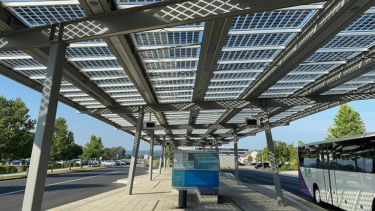 Rechnet sich: Die 2013 installierte und seinerzeit teure Photovoltaikanlage auf dem Dach des Bad Neustädter Busbahnhofs.