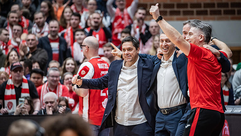 Die Würzburg Baskets starten erfolgreich ins Neue Jahr 2025 und gewinnen am Freitag gegen BG Göttingen mit 79:78 in der tectake Arena in Würzburg.
