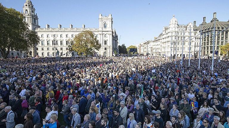 imago 86127289
October 20 2018 London London UK London UK Thousands of protesters gather in Parliament Sq       -  Etwa 670 000 Menschen haben nach Veranstalterangaben in London gegen den Brexit demonstriert.