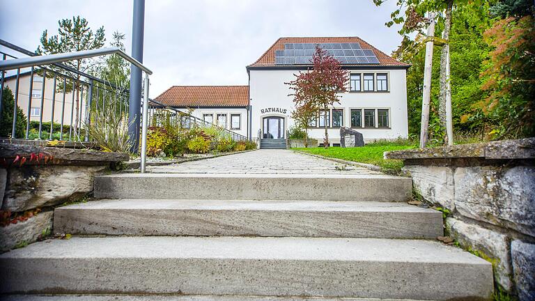 Das Rathaus in Untersteinbach: Einige Bürgerinnen und Bürger beklagen, die Kreispolitik würde sich für sie nicht interessieren. 'Alles wird nach Haßfurt gezogen, Randgemeinden bluten aus.' Das Rathaus in Untersteinbach: Einige Bürgerinnen und Bürger beklagen, die Kreispolitik würde sich für sie nicht interessieren. 'Alles wird nach Haßfurt gezogen, Randgemeinden bluten aus.'