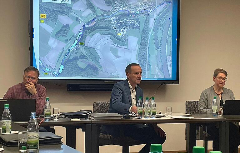 Bei der Vorstellung der Planung für den Hochwasserschutz und das Rückhaltekonzept für den Stadtteil Dippach (von links) Geschäftsführer Wolfgang Kühl, Bürgermeister Michael Ziegler und Dipl. Ing. Ulrike Seelmann. Bei der Vorstellung der Planung für den Hochwasserschutz und das Rückhaltekonzept für den Stadtteil Dippach (von links) Geschäftsführer Wolfgang Kühl, Bürgermeister Michael Ziegler und Dipl. Ing. Ulrike Seelmann.