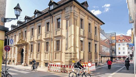 Bleibt vom Abriss fürs Geschäftshaus verschont: Die historische Fassade am ehemaligen Bankgebäude in der Martinstraße.