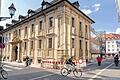Bleibt vom Abriss fürs Geschäftshaus verschont: Die historische Fassade am ehemaligen Bankgebäude in der Martinstraße.