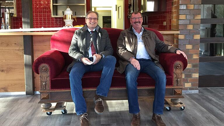 Eingespieltes Team: Bürgermeister Eberhard Streit (links) und sein Stellvertreter Thomas Dietz (im Bild bei einem Besichtigungstermin im Seecafé in Frickenhausen) haben zum Wohl Mellrichstadts bestens harmoniert. Eingespieltes Team: Bürgermeister Eberhard Streit (links) und sein Stellvertreter Thomas Dietz (im Bild bei einem Besichtigungstermin im Seecafé in Frickenhausen) haben zum Wohl Mellrichstadts bestens harmoniert.