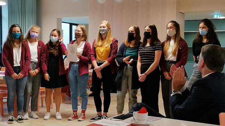 Das Foto zeigt die ausgezeichnete Basketballmannschaft des Egbert-Gymnasiums (von links): Leonie Weidt, Jannika Lechner, Tina Wirsching, Maja Oppermann, Hannah Hofmann, Sophie Horlemann, Leonie Pohl, Chiara Spear und Paula Stark.