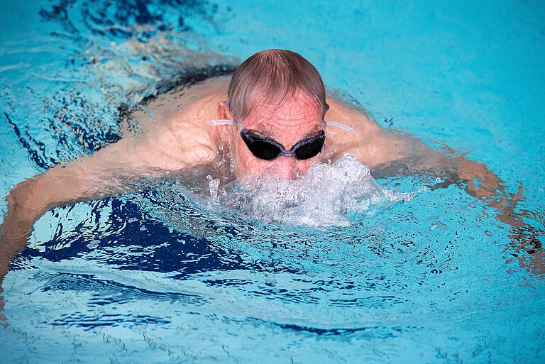 2015 entstand dieses Foto mit Hermann Steinhardt beim Nikolausschwimmen im Triamare. 2015 entstand dieses Foto mit Hermann Steinhardt beim Nikolausschwimmen im Triamare.