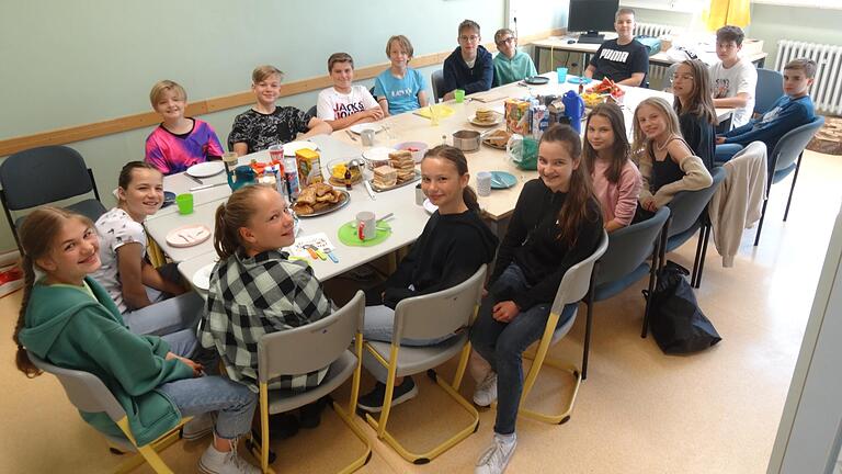 Die Klasse 6a voller Vorfreude auf ihr leckeres und selbst zubereitetes Frühstück. Die Klasse 6a voller Vorfreude auf ihr leckeres und selbst zubereitetes Frühstück.
