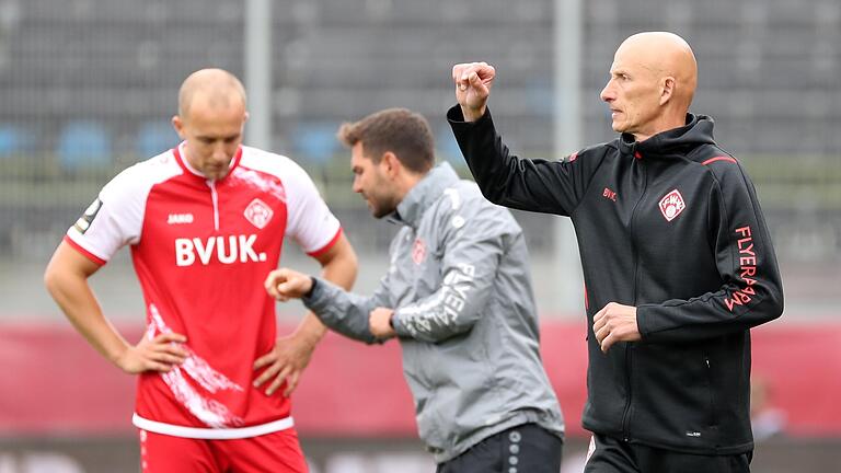 Ralf Santelli (rechts) als Kickers-Trainer im Drittliga-Heimspiel gegen Viktoria Berlin. Ralf Santelli (rechts) als Kickers-Trainer im Drittliga-Heimspiel gegen Viktoria Berlin.