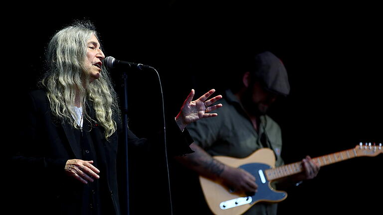 Ulm Wiblingen - Kloster - Klosterhof Open Air - Patti Smith.jpeg       -  Auf der Bühne im Wiblinger Klosterhof lenkte nicht viel ab von Punk-Legende Patti Smith und ihren Geschichten.