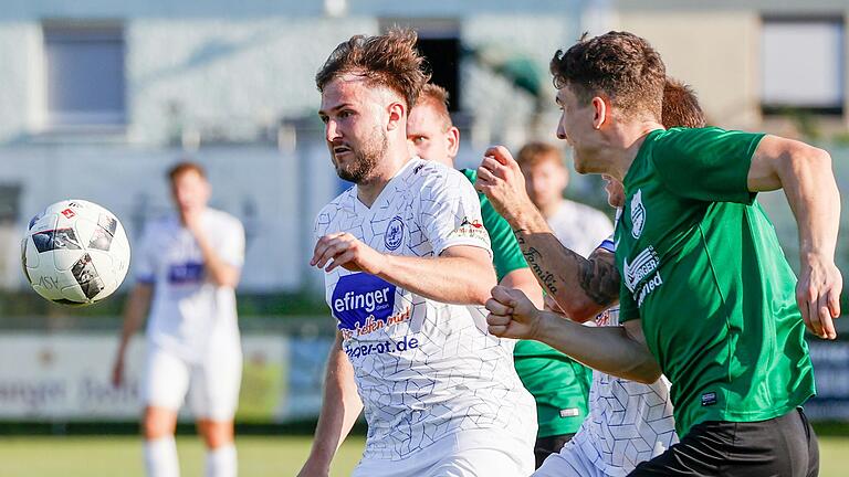 Rimpars Angreifer und Torschütze Vincent Held (links) und Abwehrspieler Lino Schramm von der DJK Schwebenried/Schwemmelsbach haben den Ball in dieser Szene fest im Blick.