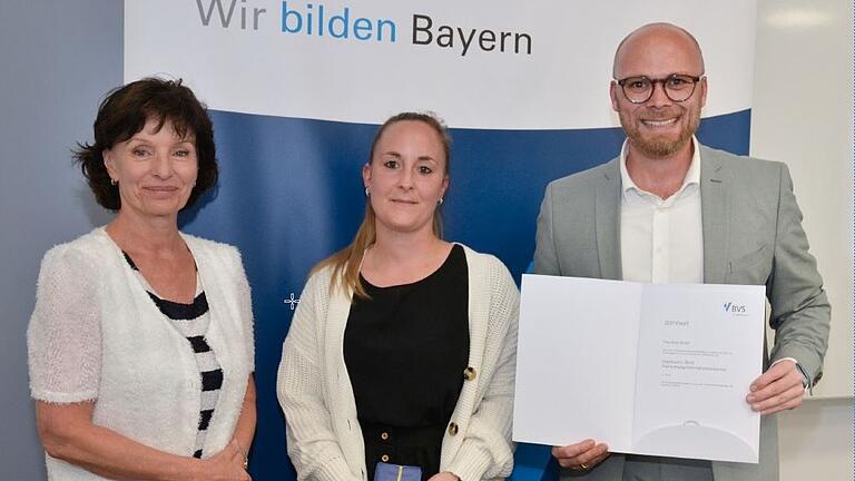 Roswitha Pfeiffer (stellvertretende Vorständin der BVS) und Fabian Mehring (Bayerischer Staatsminister für Digitales) gratulieren Ilona Nickel (Mitte) zum erfolgreichen Abschluss.