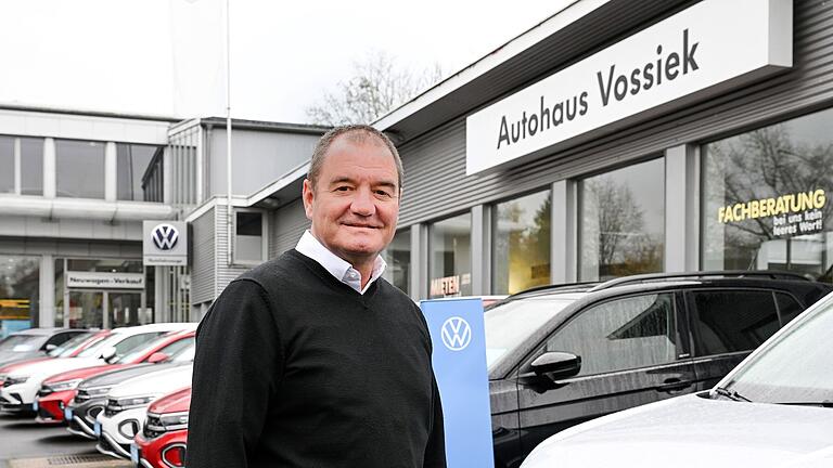 Das operative Geschäft vom Autohaus Vossiek aus Schweinfurt ist verkauft: Der neue Inhaber, Motor Nützel aus Bayreuth, übernimmt das Autohaus und seine 100 Mitarbeiter. Im Porträt Geschäftsführer Stefan Bauer vom Autohaus Vossiek.