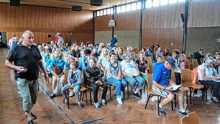 Gäste und die Gasteltern in der Wollbach er Halle.FOTO: Stefan Zehfuß