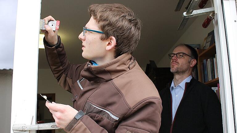 Schaden behoben: Andreas Thomas von der Schreinerei Gottwalt hat am Dienstag das Fenster, das der Täter beim Einbruch ins katholische Pfarrhaus in Mellrichstadt aufgehebelt hat, repariert. Pfarrer Thomas Menzel (rechts) hat den Einbrecher am Sonntag überrascht. Schaden behoben: Andreas Thomas von der Schreinerei Gottwalt hat am Dienstag das Fenster, das der Täter beim Einbruch ins katholische Pfarrhaus in Mellrichstadt aufgehebelt hat, repariert. Pfarrer Thomas Menzel (rechts) hat den Einbrecher am Sonntag überrascht.