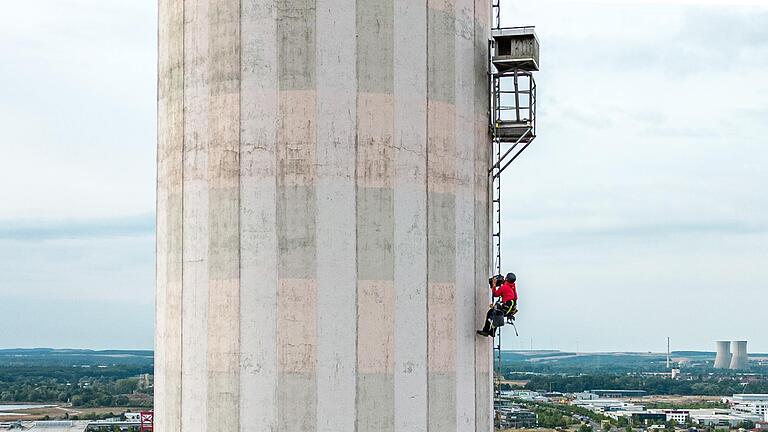 Arbeiten in knapp hundert Meter Höhe: Professionelle Steiger klettern auf den Kamin des GKS in Schweinfurt, um mögliche Schäden festzustellen. Zu ihren Aufgaben gehört auch die Reinigung des Falkenhorsts in etwa 80 Meter Höhe. Arbeiten in knapp hundert Meter Höhe: Professionelle Steiger klettern auf den Kamin des GKS in Schweinfurt, um mögliche Schäden festzustellen. Zu ihren Aufgaben gehört auch die Reinigung des Falkenhorsts in etwa 80 Meter Höhe.