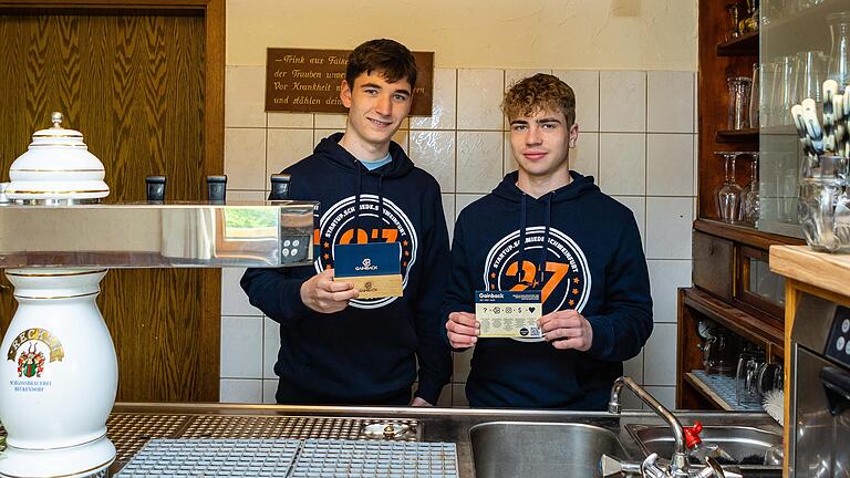 Lorenz Wolf (links) und Jakob Hebenstreit haben eine Marketing-App für Restaurants entworfen. Das Bild zeigt die beiden 17-Jährigen hinter dem Tresen der Gastwirtschaft, die Lorenz Wolfs Vater betreibt.