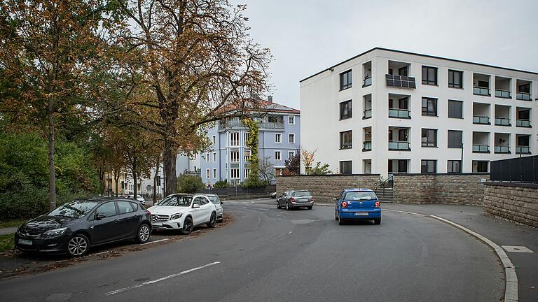 Die Martin-Luther-Straße führt entlang des östlichen Ringparks und ist ein wesentlicher Teil des städtischen Verkehrsnetzes.&nbsp;