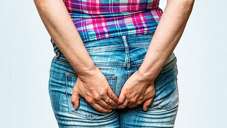 Woman holding her butt isolated on blue background       -  Der Griff nach hinten: Hämorrhoiden-Knoten können jucken, brennen, schmerzen oder auch bluten. Aber Blut im Stuhl kann auch von höher gelegenen Darmabschnitten stammen und eventuell eine Krebserkrankung signalisieren. Unbedingt durch eine Darmspiegelung abklären lassen, rät Professor Detlef Meyer, Chefarzt der Chirurgie I des Leopoldina.