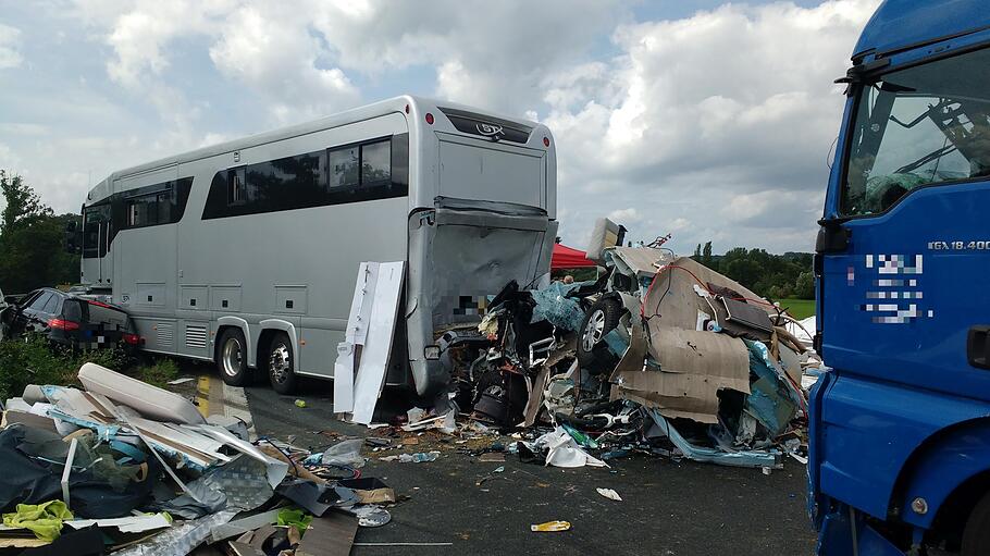 In den Unfall war neben einem Wohnmobil offenbar auch ein Reisebus sowie ein Lastwagen verwickelt.