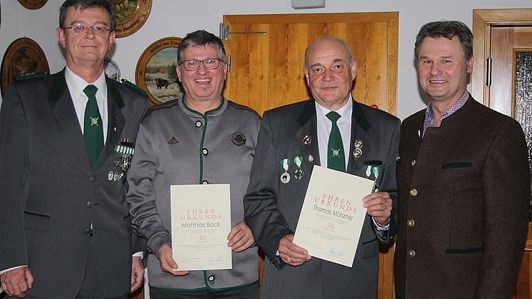 In der Jahreshauptversammlung der Königlich-privilegierten Schützengesellschaft wurden Matthias Bock für 40 Jahre (Zweiter, von links) und Thomas Münzner für 50 Jahre (Dritter, von links) Mitgliedschaft geehrt. Dazu gratulierten Schützenmeister Markus Harasim (links) und Gauschützenmeister Uli Schmitt (rechts). In der Jahreshauptversammlung der Königlich-privilegierten Schützengesellschaft wurden Matthias Bock für 40 Jahre (Zweiter, von links) und Thomas Münzner für 50 Jahre (Dritter, von links) Mitgliedschaft geehrt. Dazu gratulierten Schützenmeister Markus Harasim (links) und Gauschützenmeister Uli Schmitt (rechts).