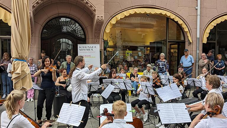 Natasha Korsakova beim Open-Air-Konzert mit dem Streichorchester der Städtischen Musikschule unter Leitung von Jan Jancalek. - Natasha Korsakova beim Open-Air-Konzert mit dem Streichorchester der Städtischen Musikschule unter Leitung von Jan Jancalek. Natasha Korsakova beim Open-Air-Konzert mit dem Streichorchester der Städtischen Musikschule unter Leitung von Jan Jancalek. - Natasha Korsakova beim Open-Air-Konzert mit dem Streichorchester der Städtischen Musikschule unter Leitung von Jan Jancalek.