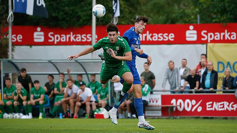 Pascal Henniger (vorne) vom TSV Abtswind und Moritz Gündling vom FV 04 Würzburg gehen zum Kopfball. Am zweiten Spieltag der Fußball-Bayernliga Nord hat der TSV Abtswind mit 3:0 das Duell der einzigen unterfränkischen Mannschaften in dieser Liga gewonnen.