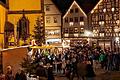 Weihnachtsmarkt im Lichterglanz: Platz vor der Stiftskirche.