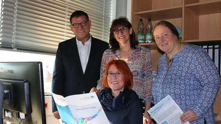 Unter Leitung von Stefan Seufert (von links) arbeiten Andrea Herzer, Anke Barthel und Martina Greubel (vorne) im Bildungsbüro. Fotos: Ruppert - Unter Leitung von Stefan Seufert (von links) arbeiten Andrea Herzer, Anke Barthel und Martina Greubel (vorne) im Bildungsbüro. Fotos: Ruppert Unter Leitung von Stefan Seufert (von links) arbeiten Andrea Herzer, Anke Barthel und Martina Greubel (vorne) im Bildungsbüro. Fotos: Ruppert - Unter Leitung von Stefan Seufert (von links) arbeiten Andrea Herzer, Anke Barthel und Martina Greubel (vorne) im Bildungsbüro. Fotos: Ruppert