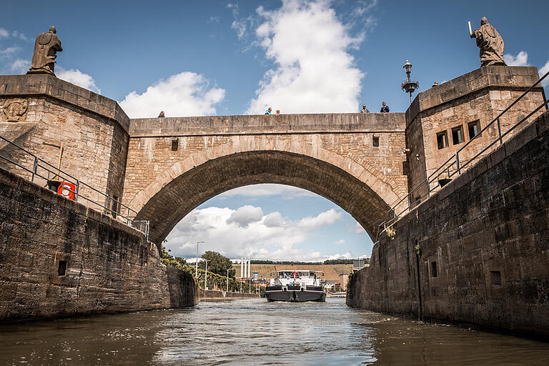 Die Ziellinie: Nach der Würzburger Schleuse geht es unter der Alten Mainbrücke hindurch.