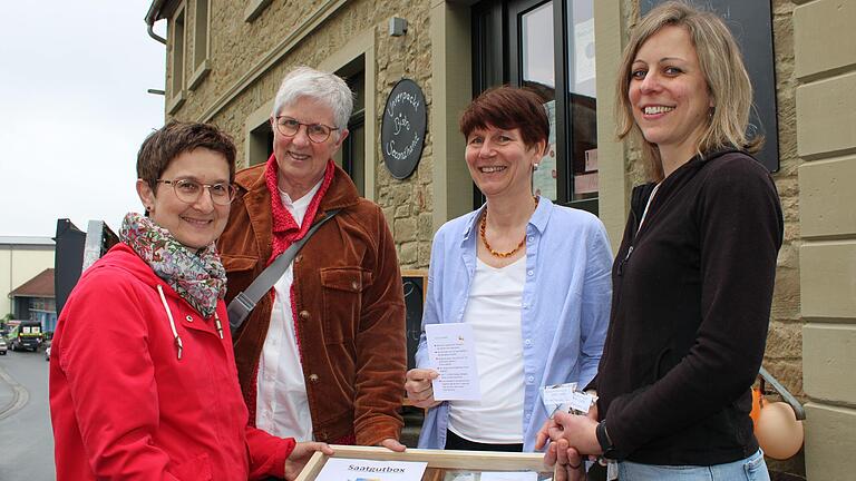 Eine Schublade wurde für den Saatgut-Tausch umfunktioniert. Für ein gutes Miteinander (von links): Andrea Ehrhardt, Birgit Christ, Birgit Heusler und Anna Rheude.