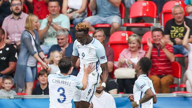 England führt       -  Die englischen Spieler Ben Chilwell (l-r), Torschütze Tammy Abraham und Demarai Gray bejubeln das 2:1. Foto: Jan Woitas