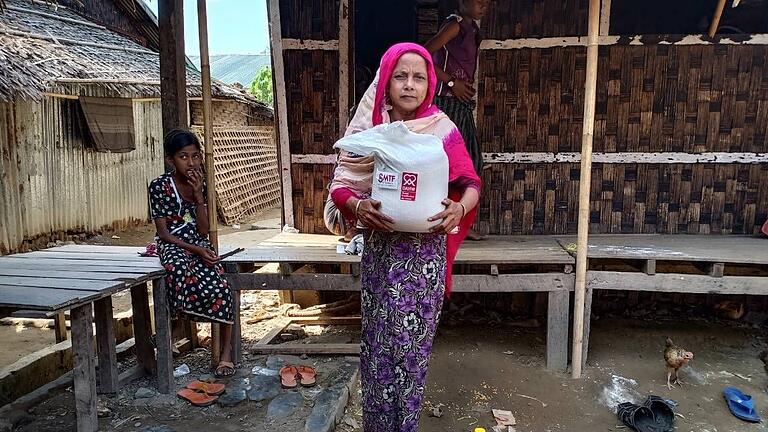 Das DAHW verteilt in Myanmar Nahrungsmittel.