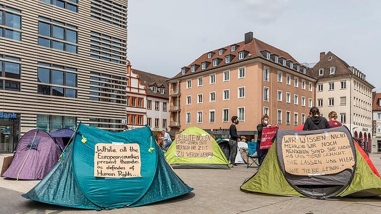 Mit einem Zeltlager auf dem Unteren Markt in Würzburg machen Mitglieder der Organisiationen Seebrücke Würzburg, Mehr als 16a und Fridays for Future auf&nbsp; 'menschenverachtende' Bedingungen in EU-Flüchtlingslagern aufmerksam.&nbsp;