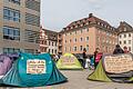 Mit einem Zeltlager auf dem Unteren Markt in Würzburg machen Mitglieder der Organisiationen Seebrücke Würzburg, Mehr als 16a und Fridays for Future auf&nbsp; 'menschenverachtende' Bedingungen in EU-Flüchtlingslagern aufmerksam.&nbsp;