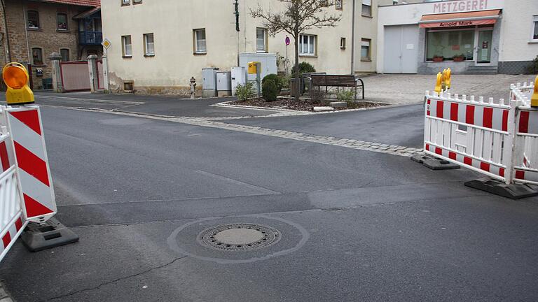 An insgesamt zwei Stellen queren die Wärmeleitungen die Staatsstraße, wie hier in der Hauptstraße. Die Staatliche Straßenmeisterei hat keine Hinweise, dass die Gräben unsachgemäß verschlossen und neu asphaltiert wurden. An insgesamt zwei Stellen queren die Wärmeleitungen die Staatsstraße, wie hier in der Hauptstraße. Die Staatliche Straßenmeisterei hat keine Hinweise, dass die Gräben unsachgemäß verschlossen und neu asphaltiert wurden.