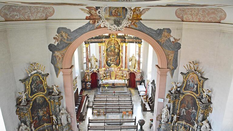 Der prächtig gestaltete Innenraum der Pfarrkirche Mariä Himmelfahrt in Großwenkheim mit den beiden Seitenaltären und dem Chorraum. Mittelpunkt dort ist der Hochaltar mit dem Bild der Aufnahme Mariens in Himmel.       -  Der prächtig gestaltete Innenraum der Pfarrkirche Mariä Himmelfahrt in Großwenkheim mit den beiden Seitenaltären und dem Chorraum. Mittelpunkt dort ist der Hochaltar mit dem Bild der Aufnahme Mariens in Himmel.