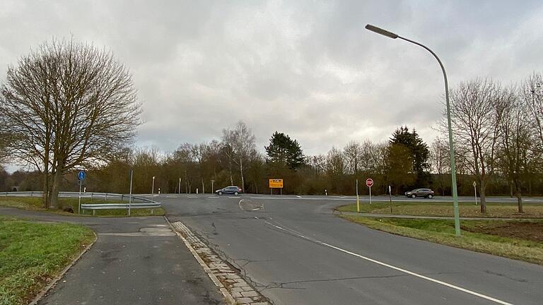 Die Stadt Mellrichstadt ermöglicht im Bereich Wiesentalgraben eine Beschilderung für Gewerbetreibende im Hainberg-Areal. Der Standort für das Schild wurde nach der Einmündung in den Radweg Richtung Oberstreu festgelegt.