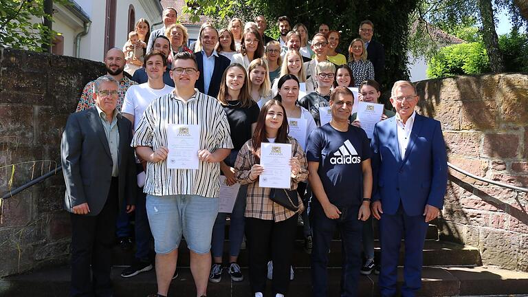 Das Bezirkskrankenhaus Lohr hat dem ersten Abschlussjahrgang der neuen generalistischen Pflegeausbildung die Zeugnisse überreicht.