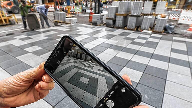 Zeichensprache im Pflaster: Derzeit entsteht ein überdimensionaler QR-Code in der Fußgängerzone Eichhornstraße. Zeichensprache im Pflaster: Derzeit entsteht ein überdimensionaler QR-Code in der Fußgängerzone Eichhornstraße.