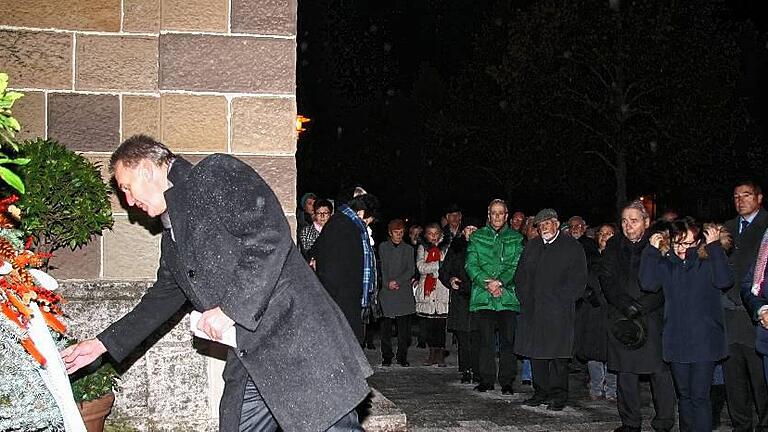 Vor 50 Teilnehmern der Pogrom-Gedenkveranstaltung legte Oberbürgermeister Siegfried Müller einen Kranz zum Gedenken an die jüdischen Opfer des Nationalsozialismus an der Alten Synagoge nieder.
