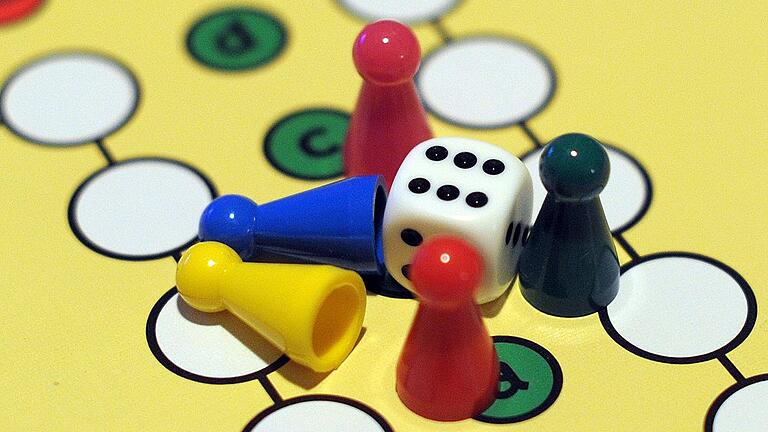 Internationale Spieltage in Essen starten - Würfel, Spielfeld, Spielfiguren & das klassische Brettspiel hat noch nicht ausgedient. Internationale Spieltage in Essen starten - Würfel, Spielfeld, Spielfiguren & das klassische Brettspiel hat noch nicht ausgedient.