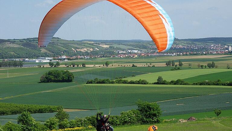 Gleitschirmfliegen wie hier am Mäusberg bei Karlstadt könnte es bald auch vom Schwanberg aus geben. Noch aber hat der Iphöfer Stadtrat manche Fragen und Bedenken.