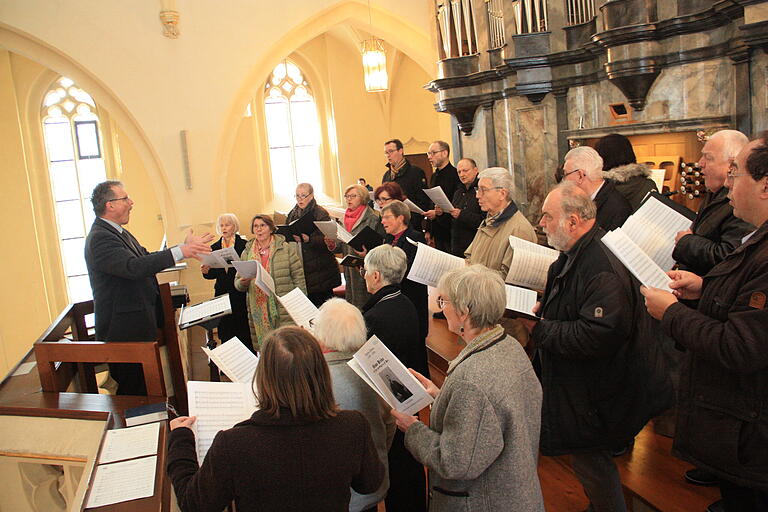 Der Kirchenchor unter Leitung von Kantor Karl-Heinz Sauer gestaltete das Hochamt am Ostersonntag in der Stadtpfarrkirche in Gerolzhofen. Der Kirchenchor unter Leitung von Kantor Karl-Heinz Sauer gestaltete das Hochamt am Ostersonntag in der Stadtpfarrkirche in Gerolzhofen.